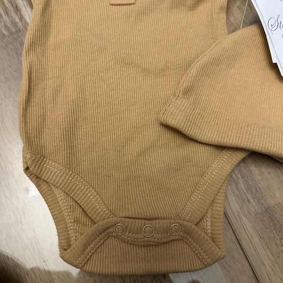 Three piece unisex 6 months Sterling Baby Set, includes onesie, shorts and a hat - Picture 3 of 7